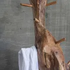 Stojan na kabáty se strukturou a kolíky z masivního teaku - jedle Viadurini