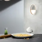 LED nástěnné svítidlo s bílou nebo zlatou kovovou konstrukcí - Raissa Viadurini