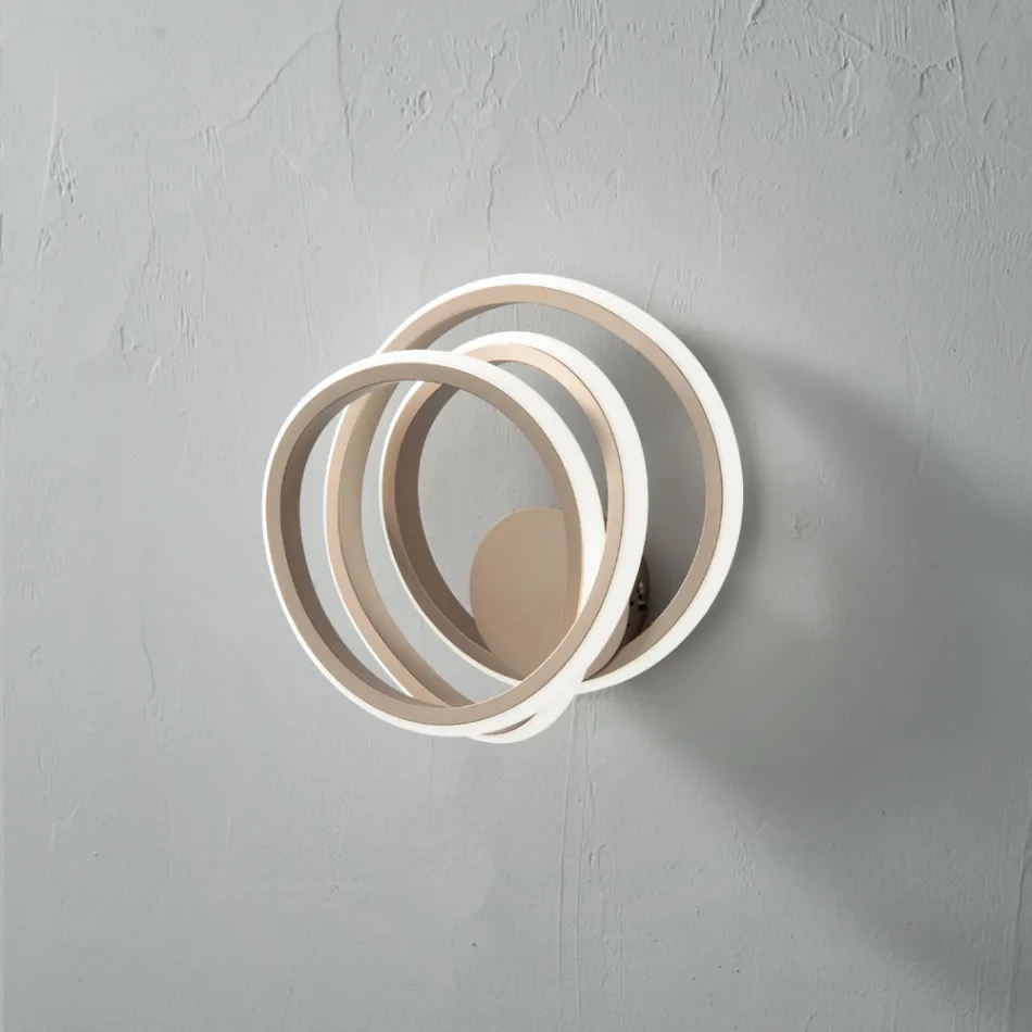 Nástěnná lampa ve zlatém kovu Ložnice moderního designu - Point Viadurini