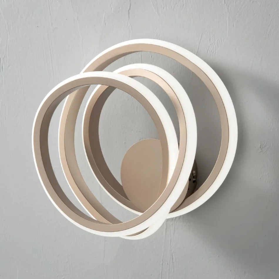 Nástěnná lampa ve zlatém kovu Ložnice moderního designu - Point Viadurini