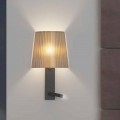 Designová nástěnná lampa se strukturou z černého kovu a organzy vyrobené v Itálii - výložník