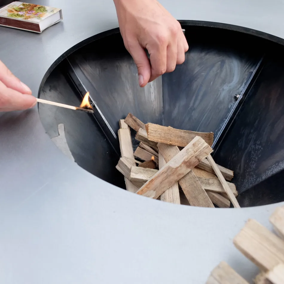 S varnou deskou a přihrádkou na dřevo - Giorgione Viadurini