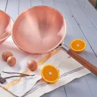 Ručně pocínovaná měděná bastardella s dřevěnou rukojetí 36 cm - Giampiero Viadurini