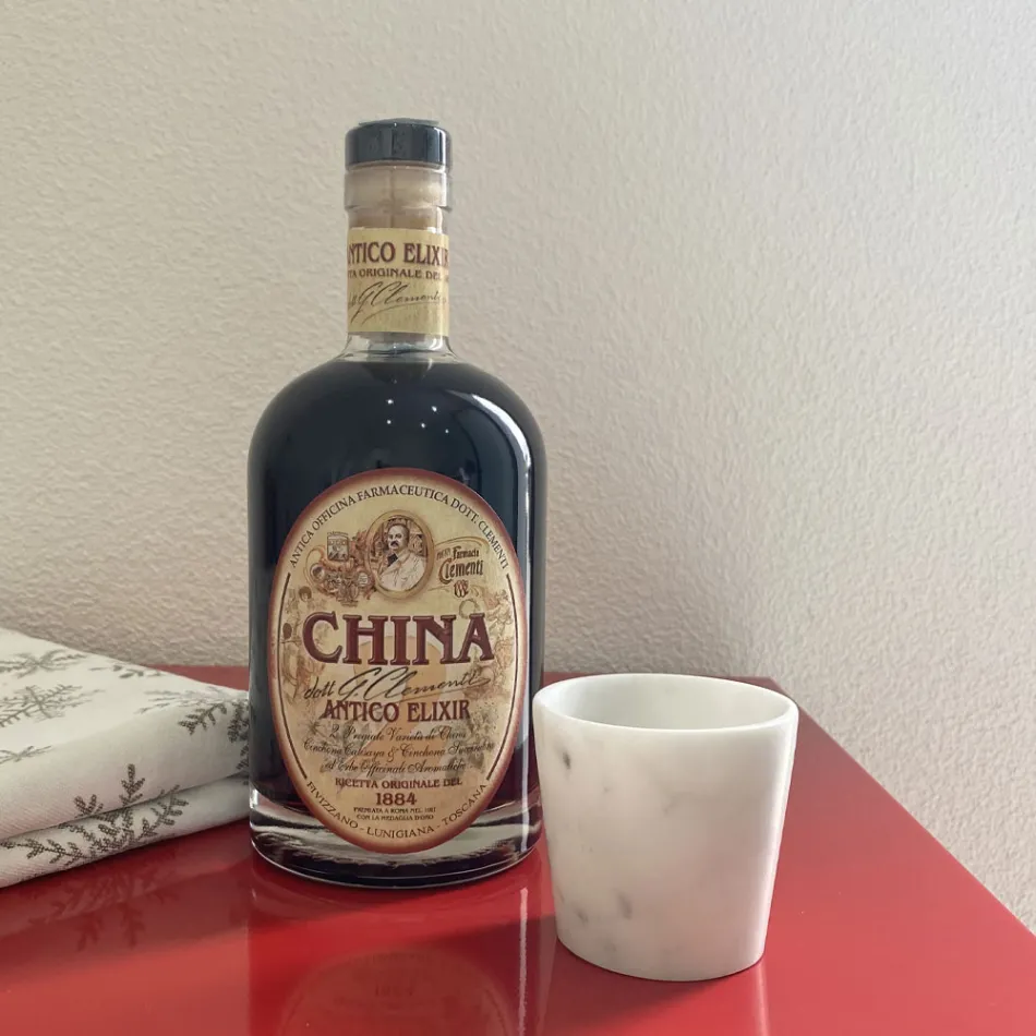 Sklo Grappa v bílém mramoru Carrara Vyrobeno v Itálii - Fergie Viadurini