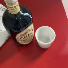 Sklo Grappa v bílém mramoru Carrara Vyrobeno v Itálii - Fergie Viadurini