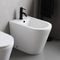 Jednootvorový bidet Salice k montáži na podlahu z bílé keramiky s elegantním moderním designem