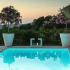 Podlahový bio krb z bílého lakovaného kovu a tvrzeného skla - Pelide Viadurini