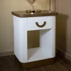 Dřevěný noční stolek zdobený reliéfními liniemi se zásuvkou a policí - Rachel Viadurini