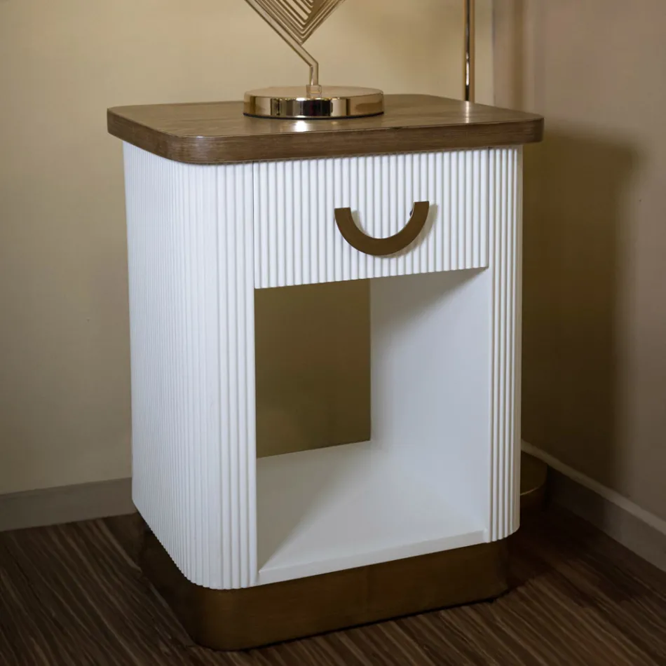 Dřevěný noční stolek zdobený reliéfními liniemi se zásuvkou a policí - Rachel Viadurini