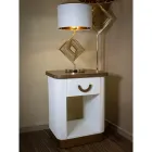 Dřevěný noční stolek zdobený reliéfními liniemi se zásuvkou a policí - Rachel Viadurini