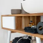 Bílá kompozice do koupelny se skříňkou, zrcadlem a doplňky - Sylviane Viadurini