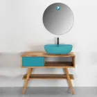 Modrá kompozice koupelny s teakovou podlahovou skříňkou a doplňky - Sylviane Viadurini