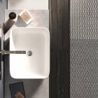Betonová barva a matná bílá kompozice koupelny s umyvadlem, zrcadlem a podstavcem - Palom Viadurini