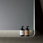 Koupelnová sestava se 2 zásuvkami a 2 otevřenými přihrádkami, zrcadlem a umyvadlem - Magnolia Viadurini