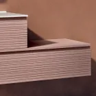 Koupelnová kompozice s pudrově růžovými zásuvkami, umyvadlem a zrcadlem - Elios Viadurini