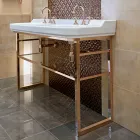 Koupelnová konzole L 135 cm s dvojitou miskou v keramice s nohama - Nausica Viadurini