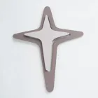 Krucifix v kakaové barvě a štěrku vyrobený laserovým gravírováním Made in Italy - Diana Viadurini