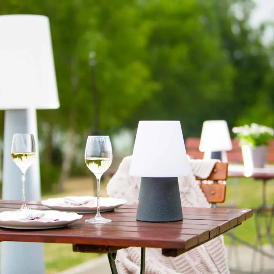 Dobíjecí LED lampa z barevného plastu pro vnitřní i venkovní použití - Fungostar Viadurini