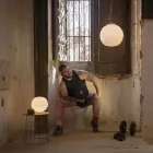 Stolní lampa v bílém saténovém skle a kovovém moderním designu - Morse Viadurini