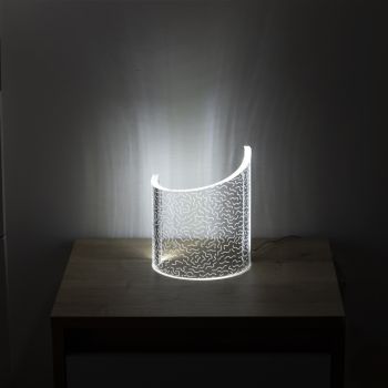 Akrylátová křišťálová stolní lampa zakřivený design Laserový dekor - Ithan