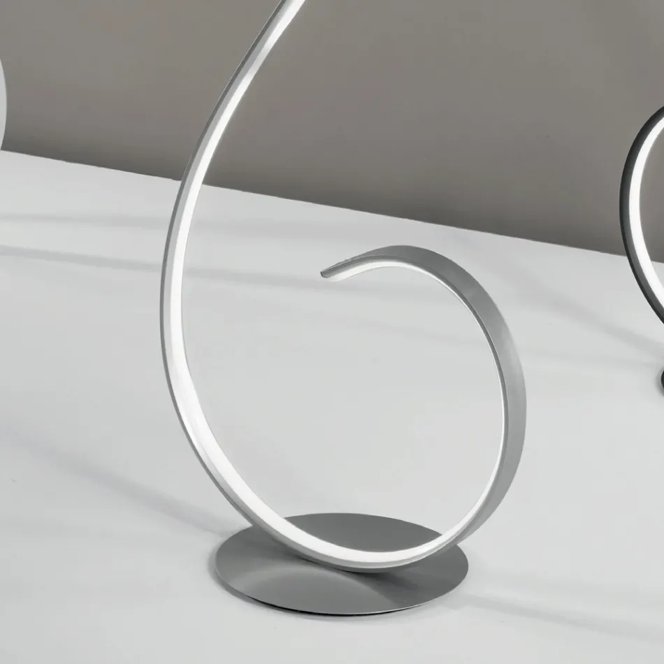 LED stojací lampa s kovovou konstrukcí v černém designu Viadurini