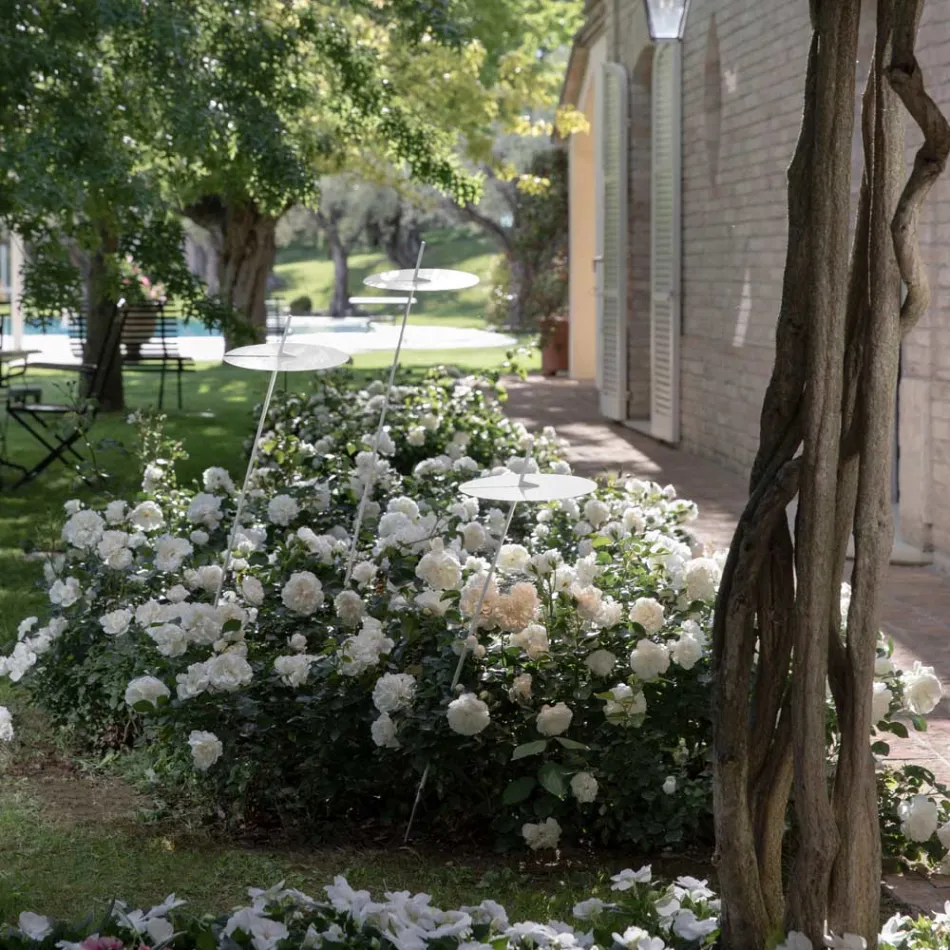 Zahradní stojací lampa hliníkové bílé provedení s listem leknínu - Cipriam Viadurini