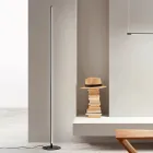 Stojací lampa z černého lakovaného kovu s LED světlem - oranžová Viadurini