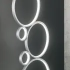 Moderní stojací LED lampa ve zlatém nebo stříbrném lakovaném kovu - Punto Viadurini