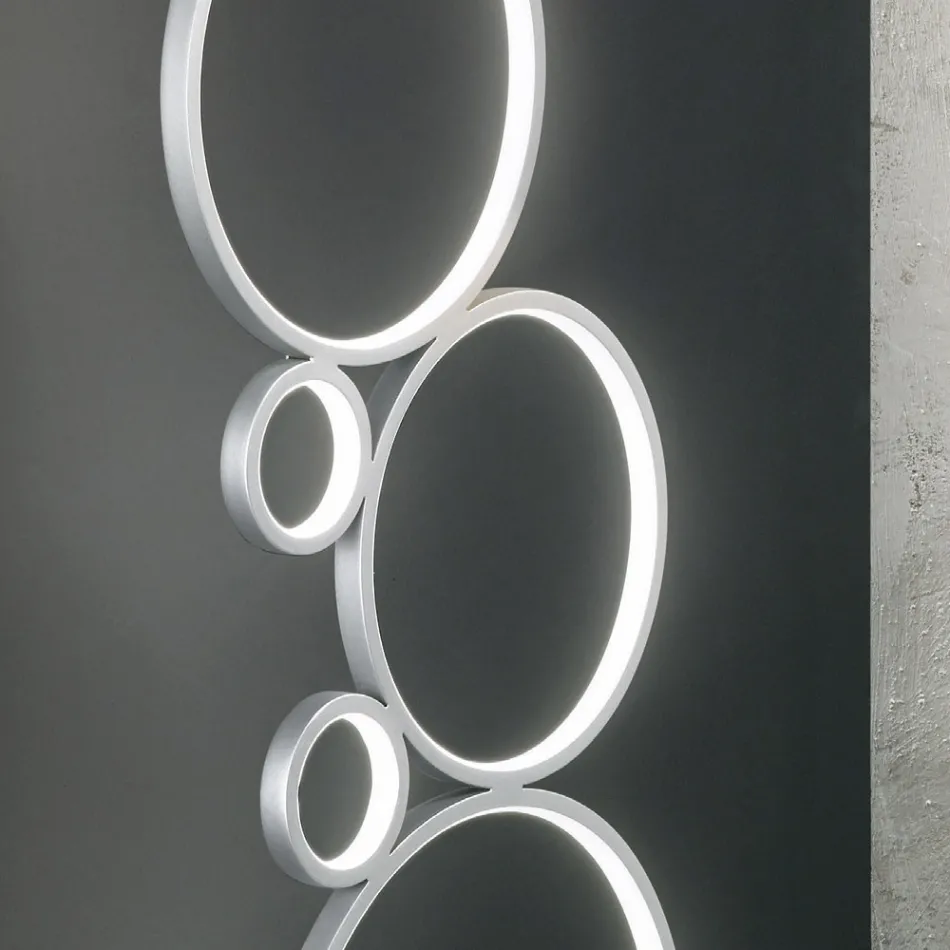 Moderní stojací LED lampa ve zlatém nebo stříbrném lakovaném kovu - Punto Viadurini