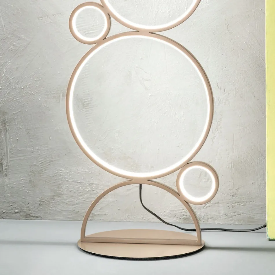 Moderní stojací LED lampa ve zlatém nebo stříbrném lakovaném kovu - Punto Viadurini
