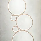 Moderní stojací LED lampa ve zlatém nebo stříbrném lakovaném kovu - Punto Viadurini