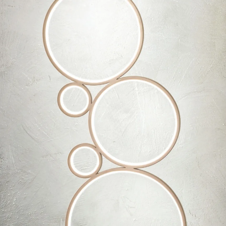 Moderní stojací LED lampa ve zlatém nebo stříbrném lakovaném kovu - Punto Viadurini