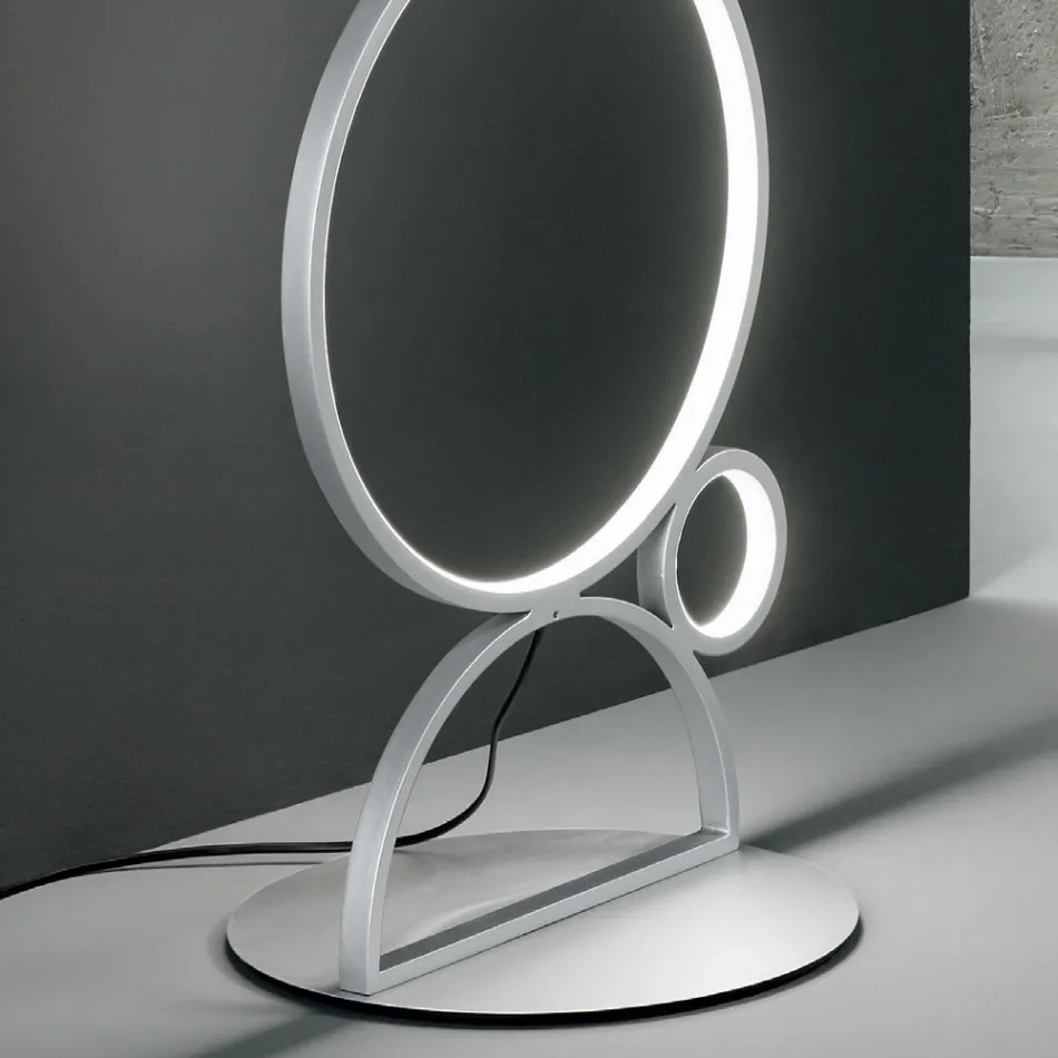 Moderní stojací LED lampa ve zlatém nebo stříbrném lakovaném kovu - Punto Viadurini