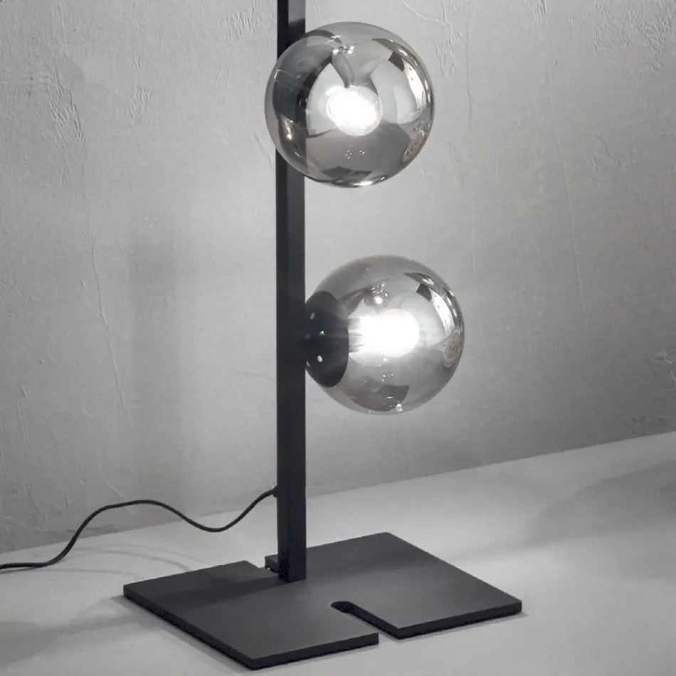 Moderní stojací lampa v černém nebo zlatém kovu a foukaném skle - Birga Viadurini