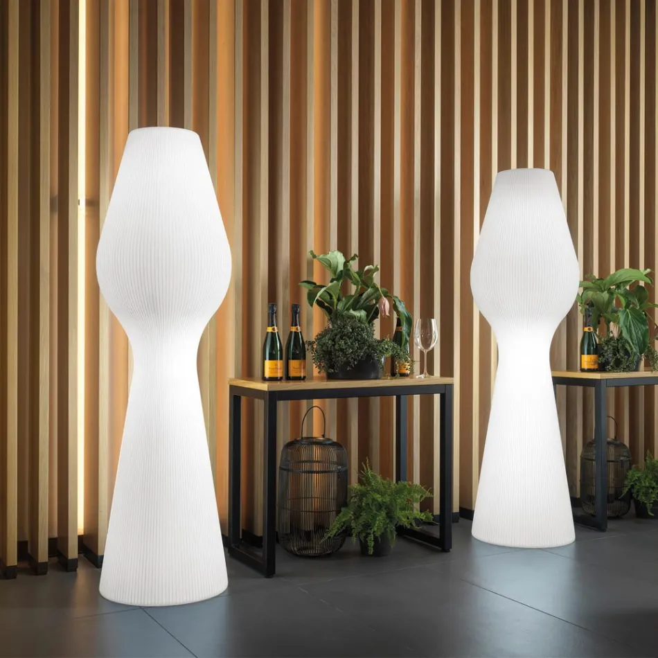 Venkovní stojací lampa Reyes z polyethylenu s LED světlem vyrobená v Itálii Viadurini