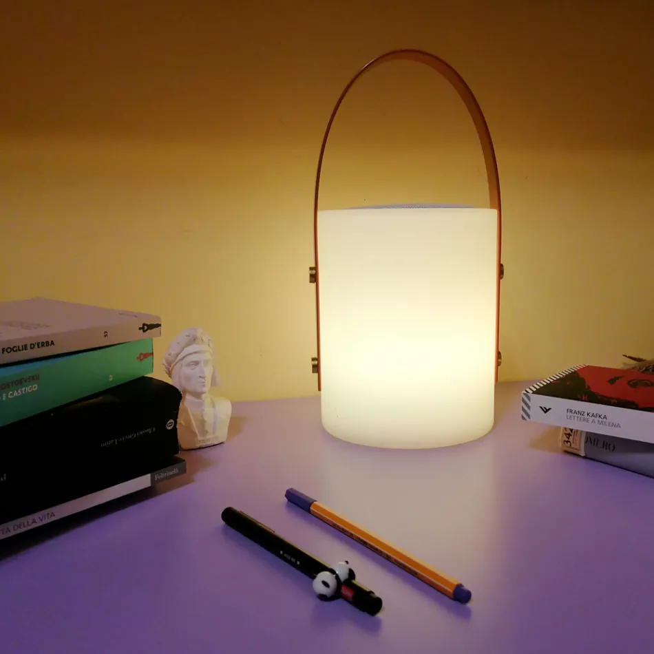 Přenosná venkovní designová lampa s vícebarevnými LED diodami, Bluetooth reproduktorem a dálkovým ovládáním (IP44) Viadurini