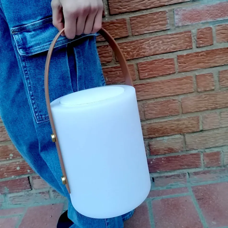 Přenosná venkovní designová lampa s vícebarevnými LED diodami, Bluetooth reproduktorem a dálkovým ovládáním (IP44) Viadurini