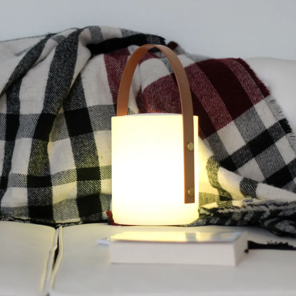 Přenosná venkovní designová lampa s vícebarevnými LED diodami, Bluetooth reproduktorem a dálkovým ovládáním (IP44) Viadurini