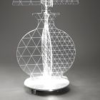 Moderní laserem značená podlahová lampa z plexiskla 3 velikostí - Raissa Viadurini
