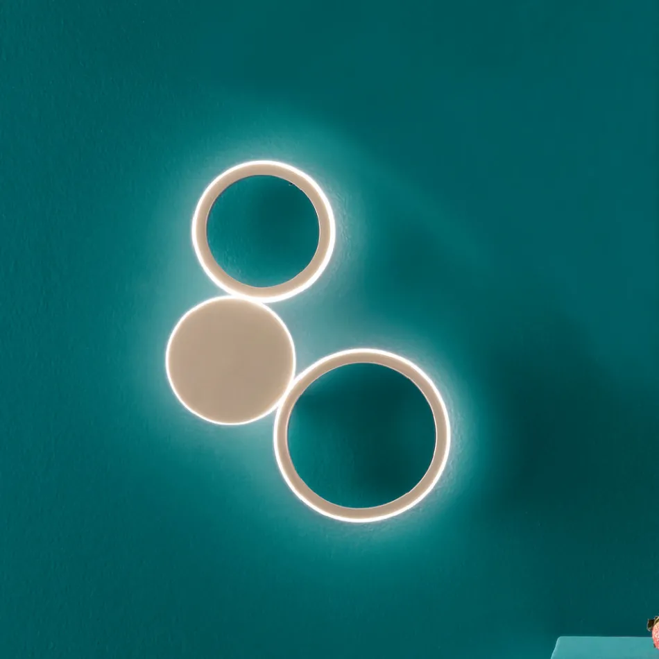 Moderní nástěnná LED lampa se zlatou lakovanou kovovou konstrukcí - Punto Viadurini