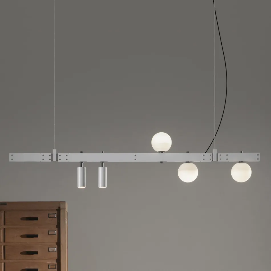 Design závěsné lampy Bílý hliník se skleněnými koulemi a reflektory - Exodus Viadurini