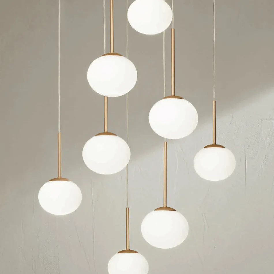 Lustr s 8 LED ve zlatě lakovaném kovu a foukaném skle - Ailanto Viadurini