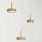 Lustr s kulatou základnou ze zlatého lakovaného kovu a LED světlem - habr Viadurini