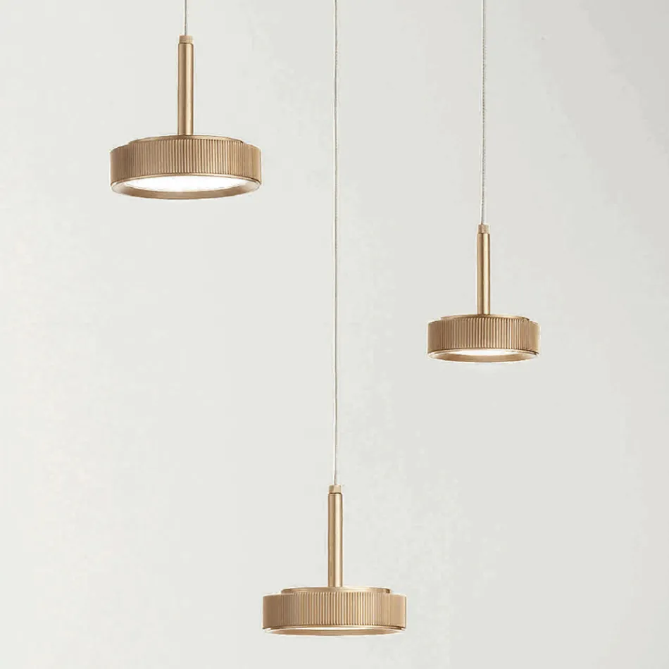 Lustr s kulatou základnou ze zlatého lakovaného kovu a LED světlem - habr Viadurini