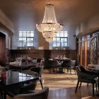 Železný a zlatý lustr s kamínky vyrobený v Itálii pro interiérové dekorace - Rakousko Viadurini