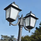 Zahradní kandelábr vysoký 238 cm z antracitového hliníku a pískovaného skla - Elric Viadurini