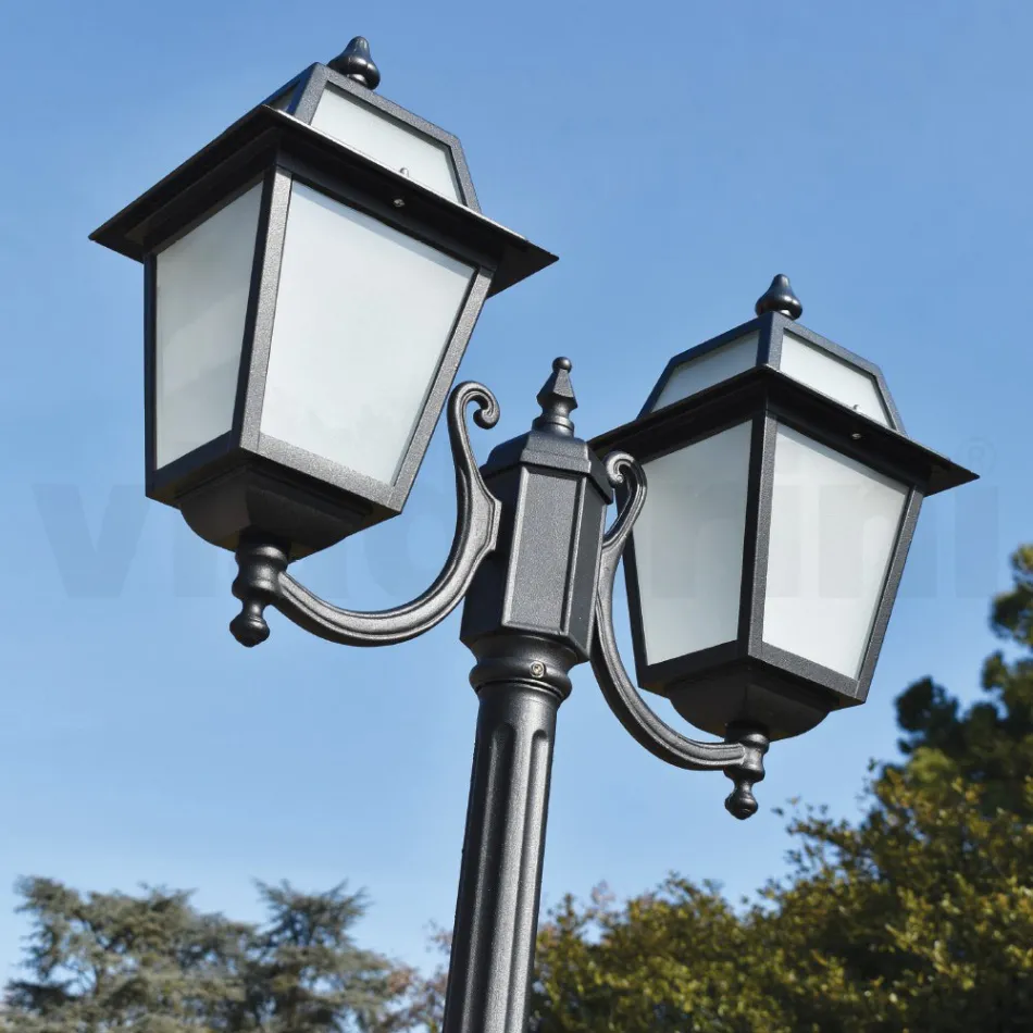 Zahradní kandelábr vysoký 238 cm z antracitového hliníku a pískovaného skla - Elric Viadurini