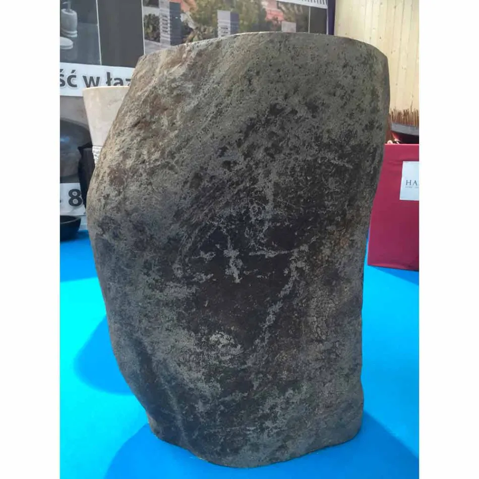 Návrh koupelny umyvadlo v přírodním kameně Moře, unikátní kus Viadurini