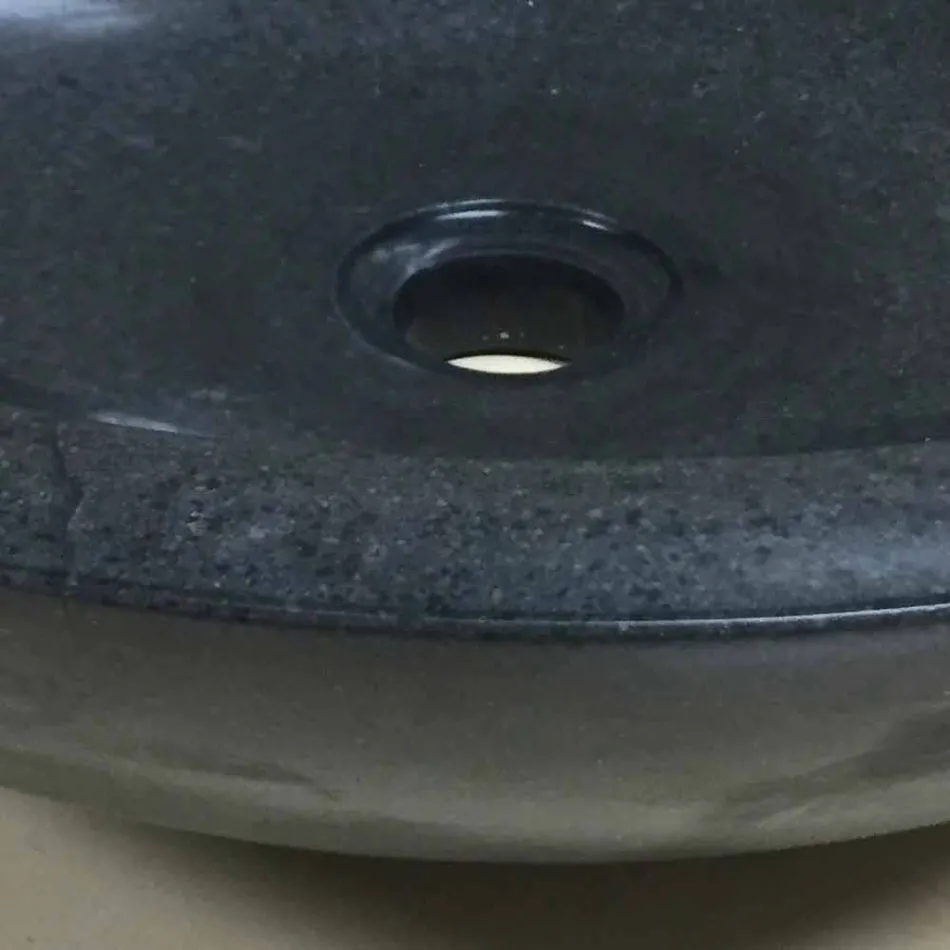 Návrh umyvadla v černém zivém přírodním kameni Viadurini