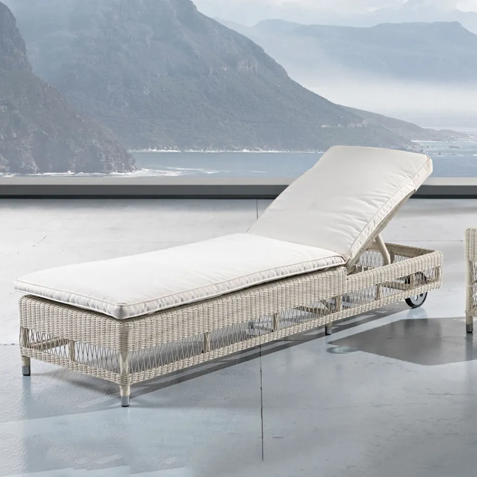Venkovní lehátko s kolečky z ručně tkaného polyratanu - Gigi Viadurini